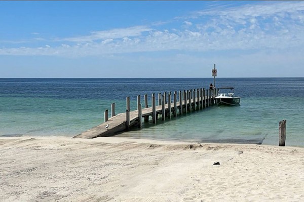 شجاعة استثنائية في عرض البحر: مراهق أسترالي يسبح 4 ساعات لينقذ عائلته