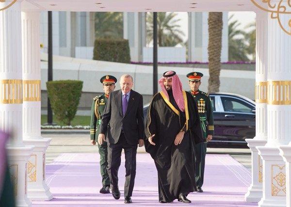 ولي العهد السعودي يستقبل الرئيس التركي في الرياض ويعقدان جلسة مباحثات رسمية