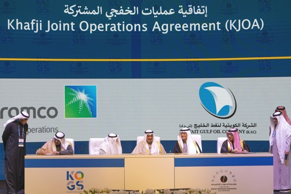 الشيخ أحمد العبدالله وصاحب السمو الملكي الأمير عبدالعزيز بن سلمان وطارق الرومي يشهدون توقيع اتفاقية عمليات الخفجي المشتركة