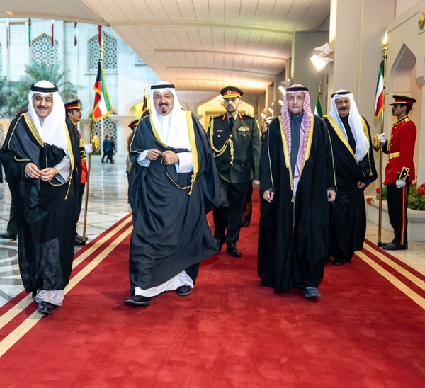  رئيس الوزراء سمو الشيخ أحمد العبدالله متوجها إلى دولة الإمارات وفي وداع سموه نائب رئيس مجلس الوزراء ووزير الدولة لشؤون مجلس الوزراء شريدة المعوشرجي ورئيس ديوان رئيس مجلس الوزراء عبدالعزيز الدخيل