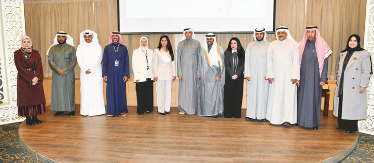 محافظ مبارك الكبير ومحافظ حولي بالتكليف الشيخ صباح بدر صباح السالم مع المشاركين في المبادرة