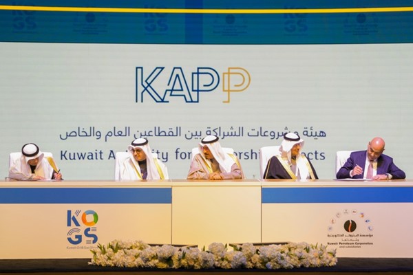  رئيس مجلس الوزراء سمو الشيخ أحمد العبدالله ووزير الطاقة بالمملكة العربية السعودية صاحب السمو الملكي الأمير عبدالعزيز بن سلمان ووزير الكهرباء والماء والطاقة المتجددة د.صبيح المخيزيم يشهدون توقيع عقد محطة الزور 2 و3 بين الكويت وشركة أكوا باور السعودية ومؤسسة الخليج للاستثمار