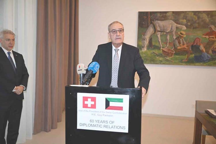 رئيس الاتحاد السويسري غي بارميلان متحدثا خلال حفل السفارة السويسرية