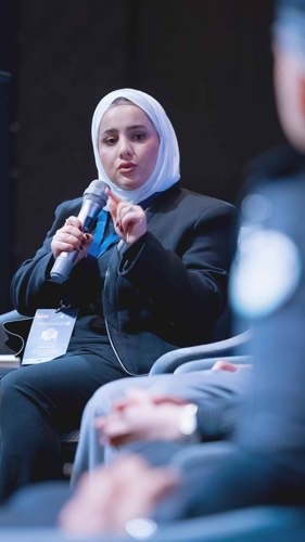 مدير الشؤون المؤسسية في طلبات الكويت أمل بوخمسين متحدثة خلال الملتقى