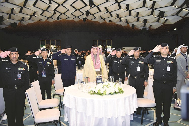 النائب الأول لرئيس مجلس الوزراء ووزير الداخلية الشيخ فهد اليوسف متوسطا اللواء حامد الدواس والعمداء عمر السري وأحمد النمران ومحمد الصبحان وخالد العدواني وخالد الهاشل
