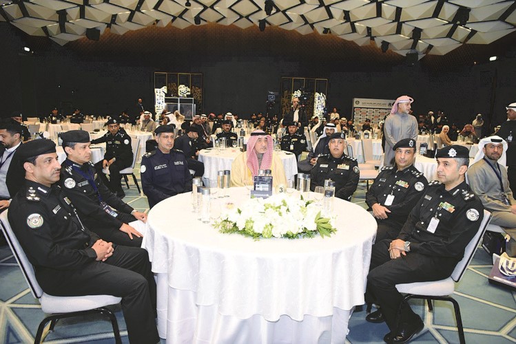 الوزير اليوسف وقيادات المرور يستمعون لأحد المحاضرين خلال الملتقى