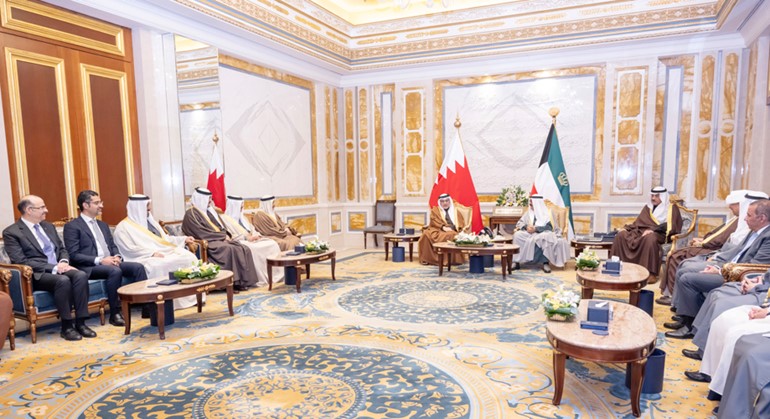 صاحب السمو الأمير الشيخ مشعل الأحمد خلال استقبال صاحب السمو الملكي الأمير سلمان بن حمد آل خليفة ولي العهد رئيس مجلس الوزراء بمملكة البحرين والوفد الرسمي المرافق لسموه بحضور سمو ولي العهد الشيخ صباح الخالد