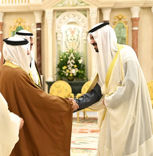 الشيخ د.مشعل الجابر مصافحا ولي العهد رئيس مجلس الوزراء بمملكة البحرين