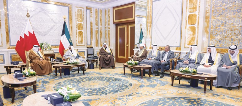 صاحب السمو الأمير الشيخ مشعل الأحمد مستقبلا صاحب السمو الملكي الأمير سلمان بن حمد آل خليفة ولي العهد رئيس مجلس الوزراء بمملكة البحرين بحضور سمو ولي العهد الشيخ صباح الخالد ووزير شؤون الديوان الأميري الشيخ حمد جابر العلي ومدير مكتب صاحب السمو الأمير الفريق متقاعد جمال الذياب
ووكيل الشؤون الخارجية بالديوان الأميري مازن العيسى ووكيل الديوان الأميري الشيخ عبدالعزيز مشعل المبارك والسفير نجيب البدر
