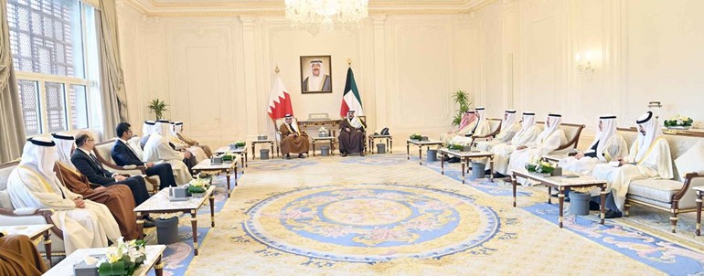 سمو ولي العهد الشيخ صباح الخالد خلال استقباله صاحب السمو الملكي الأمير سلمان بن حمد آل خليفة ولي العهد رئيس مجلس الوزراء 
في مملكة البحرين والوفد المرافق له بحضور النائب الأول لرئيس مجلس الوزراء ووزير الداخلية الشيخ فهد اليوسف ورئيس ديوان سمو ولي العهد الشيخ ثامر الجابر ووزير الخارجية الشيخ جراح الجابر
