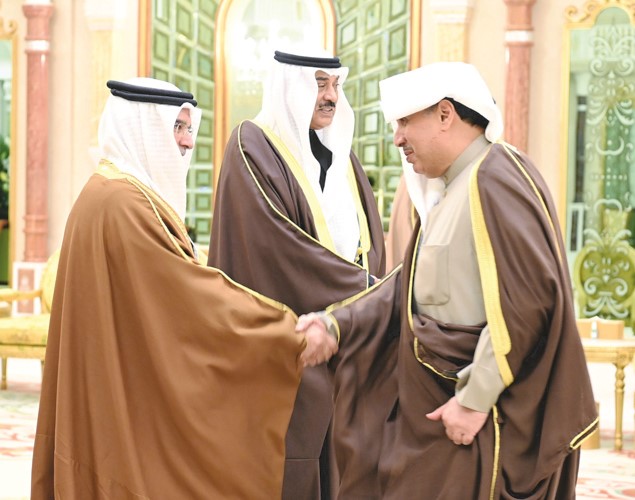 وزير الديوان الأميري الشيخ حمد جابر العلي مصافحا صاحب السمو الملكي الأمير سلمان بن حمد