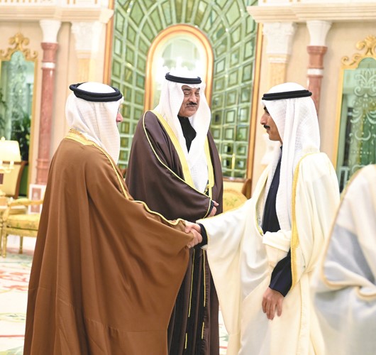 رئيس ديوان سمو ولي العهد الشيخ ثامر الجابر مصافحا صاحب السمو الملكي الأمير سلمان بن حمد آل خليفة