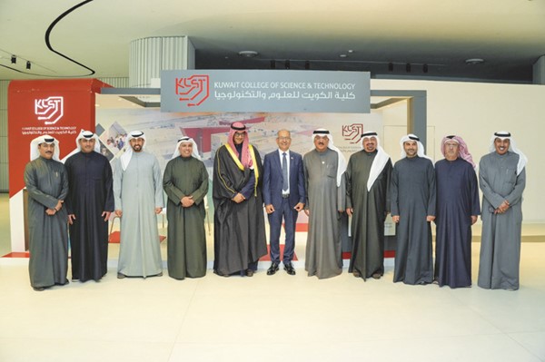 وزير التربية م.سيد جلال الطبطبائي والشيخ عبدالله محمد العبدالله وجمال النصر الله والبروفيسور خالد البقاعين وعدد من الحضور