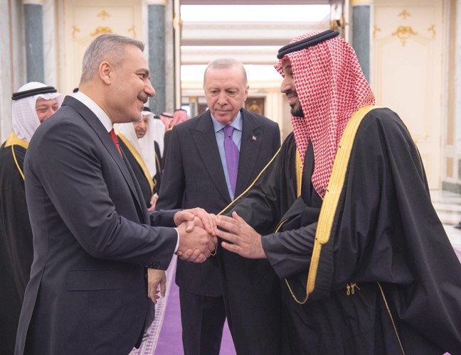 صاحب السمو الملكي الأمير محمد بن سلمان بن عبدالعزيز ولي العهد رئيس مجلس الوزراء السعودي مصافحا وزير الخارجية التركي هاكان فيدان المرافق للرئيس رجب طيب أردوغان في قصر اليمامة بالرياض 				 (واس)