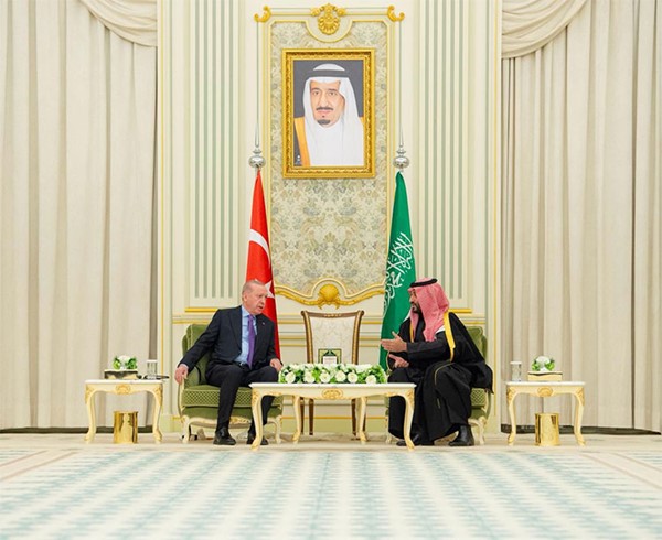 السعودية وتركيا تعتزمان تعزيز التعاون وتؤكدان أهمية المبادرات الرامية إلى ضمان الاستقرار والسلام الإقليمي