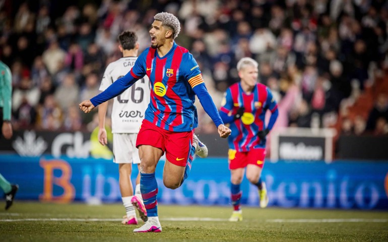 المدافع الاوروغوياني رونالد أراوخو فرحا بتسجيله الهدف الثاني لبرشلونة