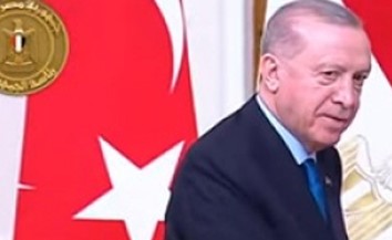 السيسي وأردوغان يبحثان جهود خفض التصعيد في المنطقة ودفع الحلول الديبلوماسية وإبعاد شبح الحرب