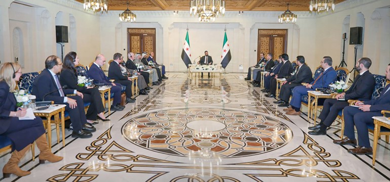 الرئيس السوري أحمد الشرع مستقبلا ممثلي الشركات الموقعة على مذكرة التفاهم للتنقيب عن النفط والغاز	(سانا)