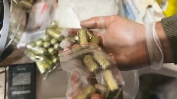 «الداخلية»: ضبط 10 كيلو هيروين نقي وشبو بحوزة آسيوي