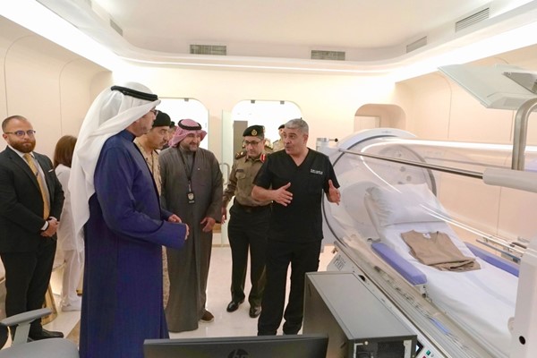وزير الدفاع الشيخ عبدالله العلي ورئيس الأركان العامة للجيش الفريق الركن خالد الشريعان ووكيل وزارة الدفاع الشيخ د.عبدالله المشعل خلال زيارة بمستشفى جابر الأحمد للقوات المسلحة
