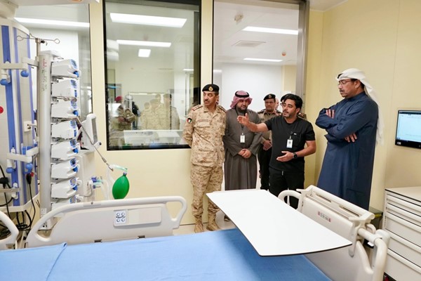 وزير الدفاع الشيخ عبدالله العلي ورئيس الأركان العامة للجيش الفريق الركن خالد الشريعان ووكيل وزارة الدفاع الشيخ د.عبدالله المشعل خلال الجولة