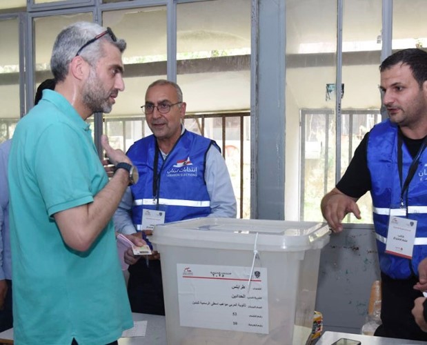 صورة أرشيفية لناخب يدلي بصوته في الانتخابات البلدية الأخيرة في طرابلس مايو 2025 (محمود الطويل)