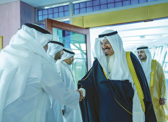 رئيس الوزراء سمو الشيخ أحمد العبدالله مصافحا مودعيه لدى مغادرته الإمارات