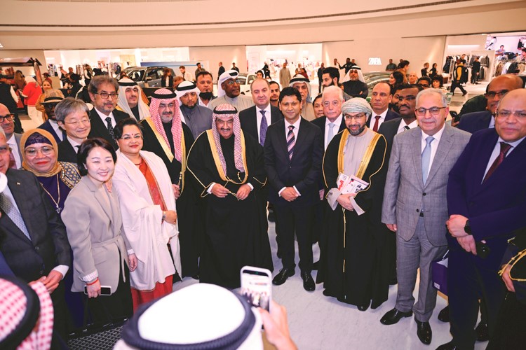 سمو الشيخ ناصر المحمد وأحمد الحمد وسفراء بريطانيا قدسي رشيد وسلطنة عمان د.صالح الخروصي والمغرب علي ابن عيسى ومصر محمد أبو الوفا والهند بارميتا تريباثي ومجموعة من السفراء والحضور