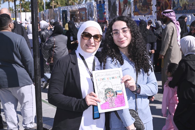الزميلة دارين العلي وابنتها تالا مروة