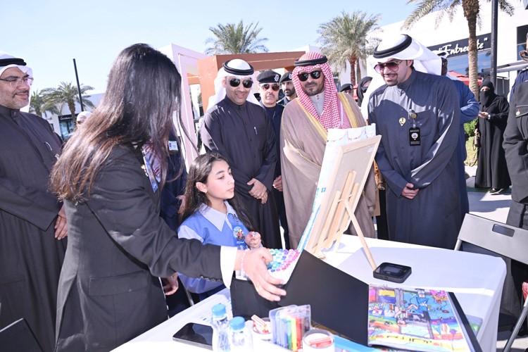 الشيخ صباح بدر السالم وم.محمد الخالدي يطلعان على أعمال إحدى الطالبات في جناح الرسم
