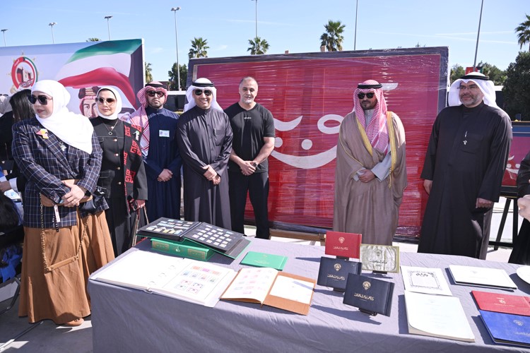 الشيخ صباح بدر السالم وم.محمد الخالدي في جناح علم الكويت قديما والطوابع والمقتنيات التاريخية