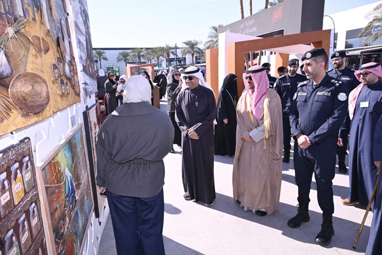 الشيخ صباح بدر السالم وم.محمد الخالدي خلال جولة في المعرض 	(أحمد علي)