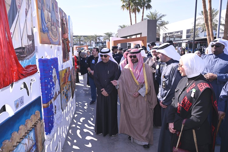 محافظ مبارك الكبير وحولي بالتكليف الشيخ صباح بدر السالم ووكيل وزارة التربية م.محمد الخالدي خلال الاطلاع على الأعمال المشاركة في المعرض