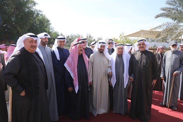الشيخ علي الجابر متوسطا جواد بوخمسين والمستشار أحمد المليفي ود.عماد بوخمسين وإبراهيم البغلي وأنور بوخمسين وبعض الحضور
