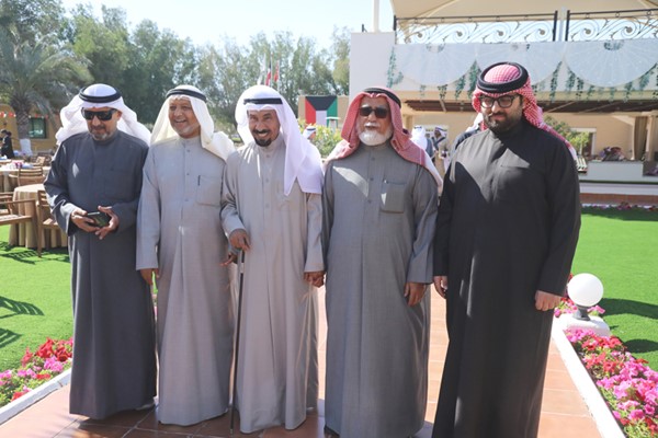 الشيخ علي الجابر ودعيج الشمري ود.عبدالمحسن الخرافي خلال مأدبة الغداء