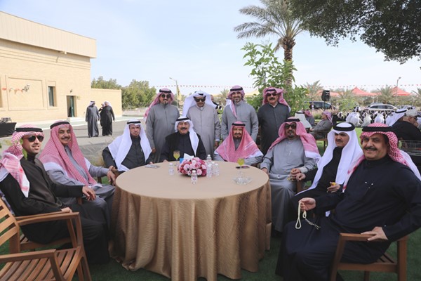 راشد الجويسري متوسطا محمود الدوسري وعبدالفتاح العلي وطارق حمادة ومحمد الصواغ وعددا من الحضور خلال المأدبة