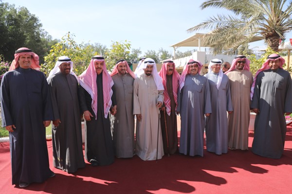 الشيخ علي الجابر متوسطا عبدالله الفارس ود.حمد المطر وعدد من الحضور