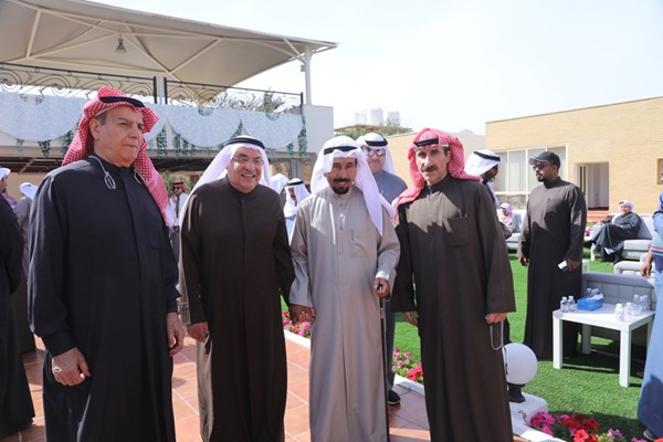 الشيخ علي الجابر ومحمد الصقر خلال مأدبة الغداء في عزايز