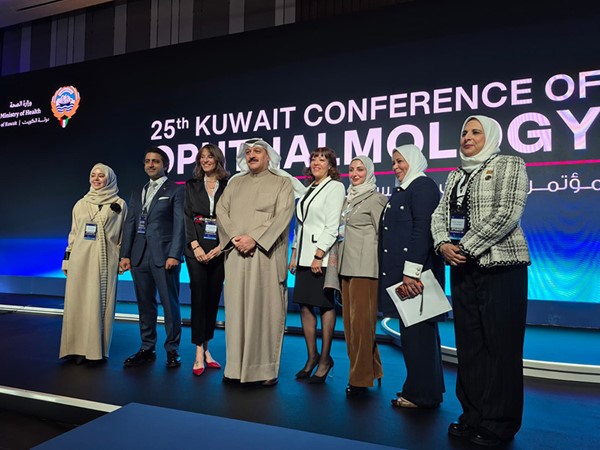 وزير الصحة د.أحمد العوضي متوسطا عددا من المشاركين بالمؤتمر