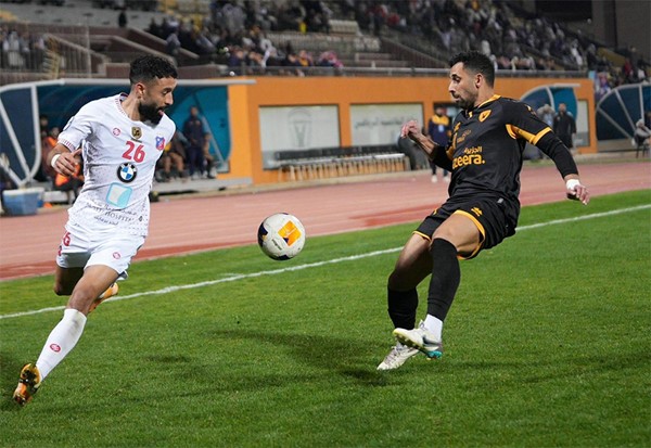  لاعب القادسية مهدي حميدان في كرة مشتركة مع ياسين الخنيسي