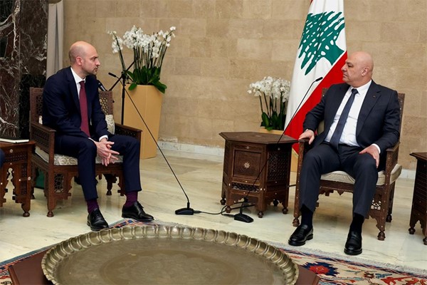 رئيس الجمهورية العماد جوزف عون مستقبلا وزير الخارجية الفرنسي جان نويل بارو في بعبدا  (محمود الطويل)