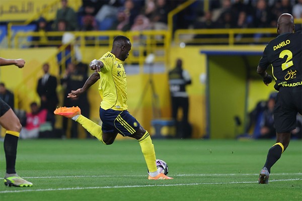النصر يحسم "الكلاسيكو" ويصعق الاتحاد بثنائية قاتلة بالدوري السعودي
