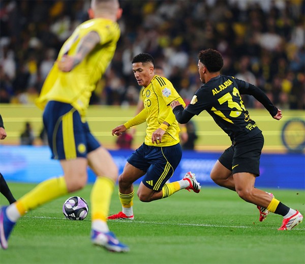 النصر يحسم "الكلاسيكو" ويصعق الاتحاد بثنائية قاتلة بالدوري السعودي