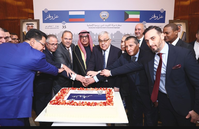 سفيرنا لدى روسيا الاتحادية د.راشد العدواني يشارك الحضور قطع كعكة الاحتفال