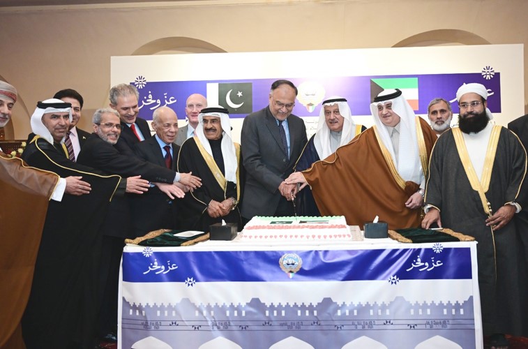 سفيرنا لدى باكستان ناصر المطيري يشارك الحضور قطع كعكة الاحتفال