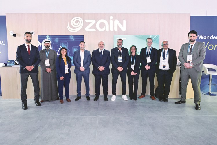أندرو حنا ومحمد حرب يتوسطان فريق ZainTECH
