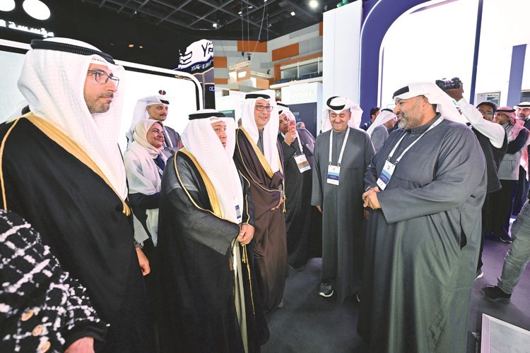 وزير النفط طارق الرومي والشيخ نواف السعود وأحمد العيدان يستمعون لشرح حول رؤية زين الاستراتيجية لدعم قطاع الطاقة الوطني من حمد المرزوق بحضور وليد الخشتي