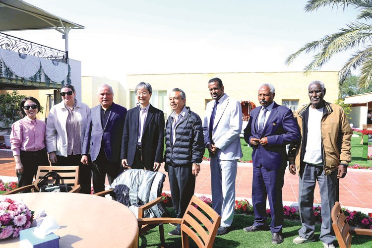 سفير طاجيكستان زبيدالله زبيدزاده وسفير اليابان موكاي كينيتشيرو وسفيرة كندا تارا شورواتر وعدد من السفراء والديبلوماسيين خلال زيارة عزايز