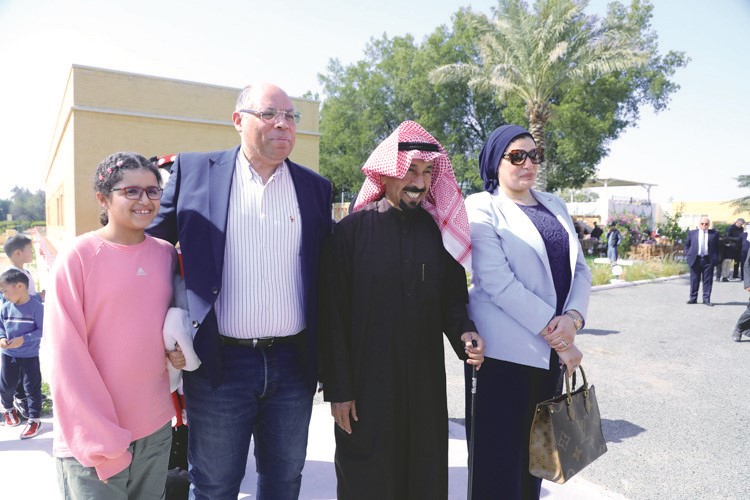 الشيخ علي الجابر مع السفير المصري محمد أبو الوفا وأسرته