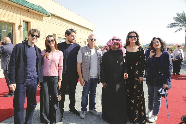 الشيخ علي الجابر وحرمه مع سفير لبنان غادي الخوري وأسرته